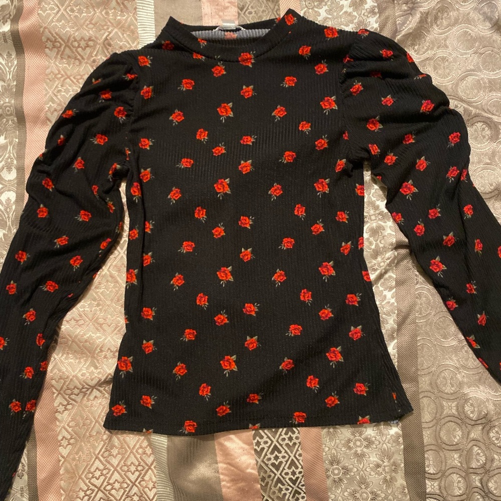 Tight longed sleeved rose shirt with ruffled sleeves.